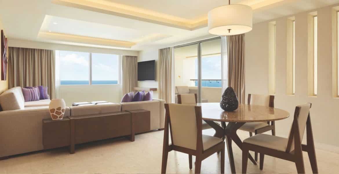 hotel-suite-dining-set-bed-tv