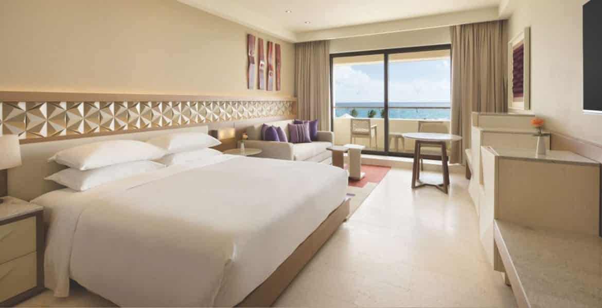 hotel-suite-white-bed-ocean-view-balcony