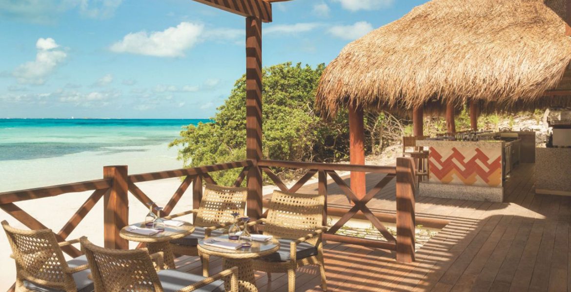 beachfront-dining-tiki-hut-on-beach-next