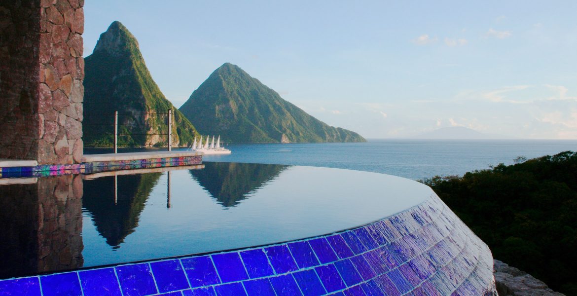 infinity-pool-jade-mountain-resort-overlooking-pitons-peaks