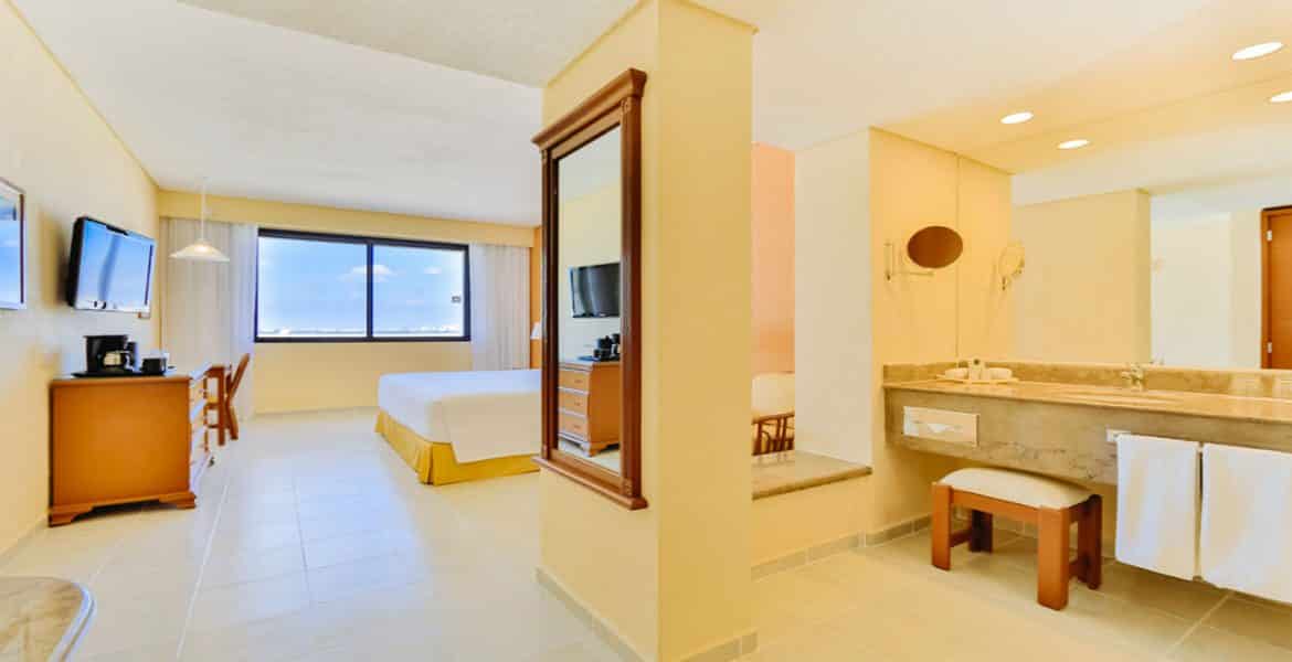 resort-suite-mirror-bed
