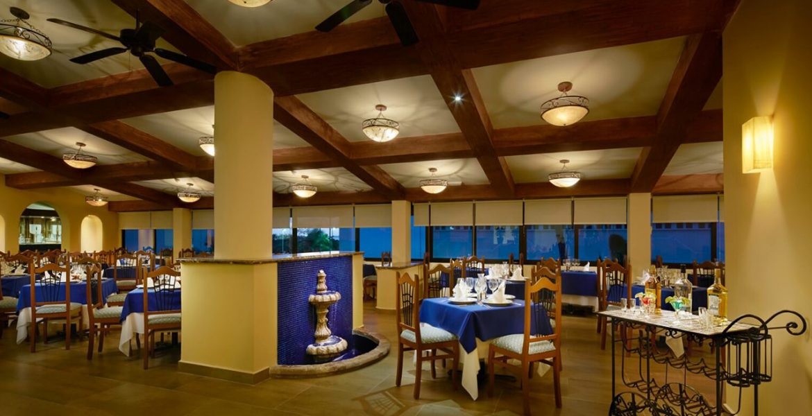 resort-dining-blue-wood-accents