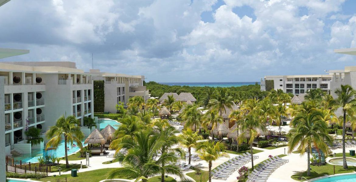 aerial-view-beach-hotel-buildings-palm-trees