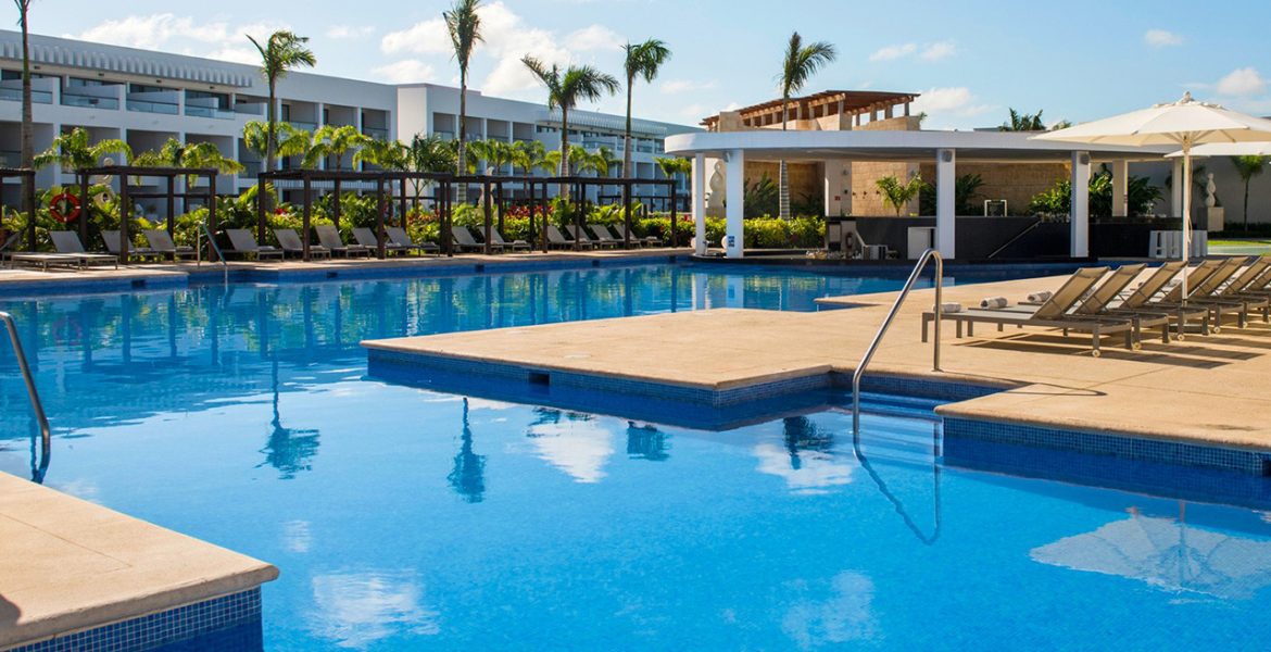 resort-pool-platform-palm-trees