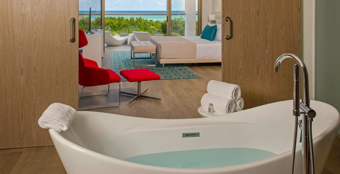 resort-suite-with-tub-bedding