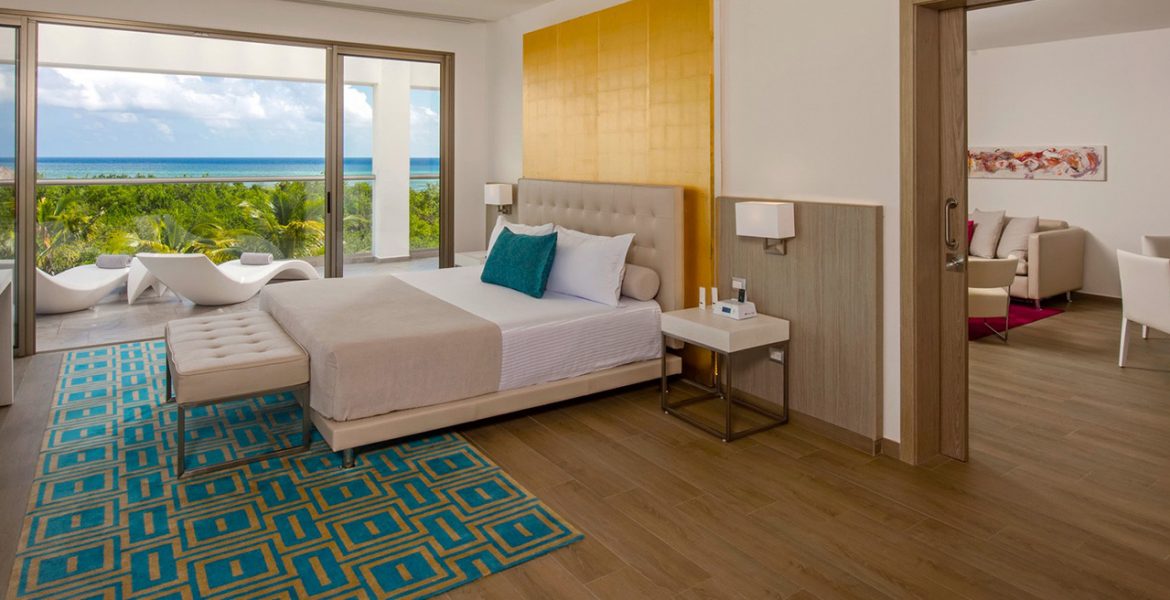 resort-suite-plush-bed-balcony