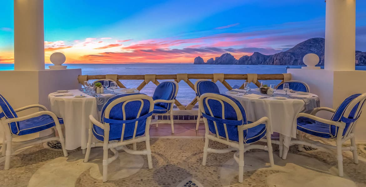 open-air-dining-at-resort-sunset-overlooking-ocean