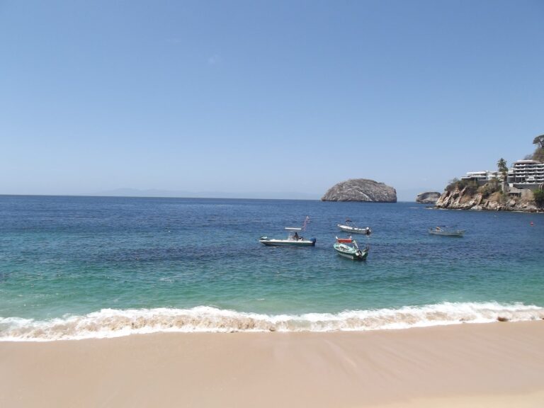 beach-turquoise-water-boats-puerto-vallarta
