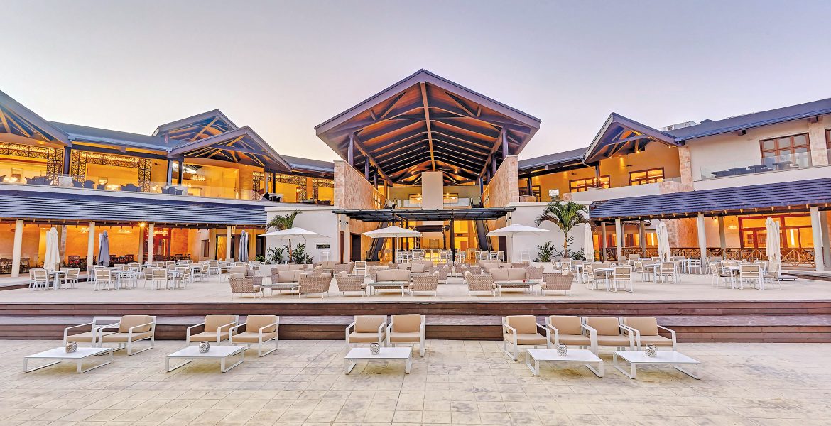 outside-dining-resort-pavilion