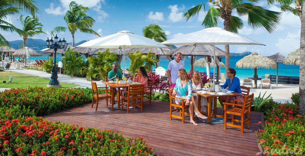 beachfront-dining-couple-sandals-grand-st-lucian