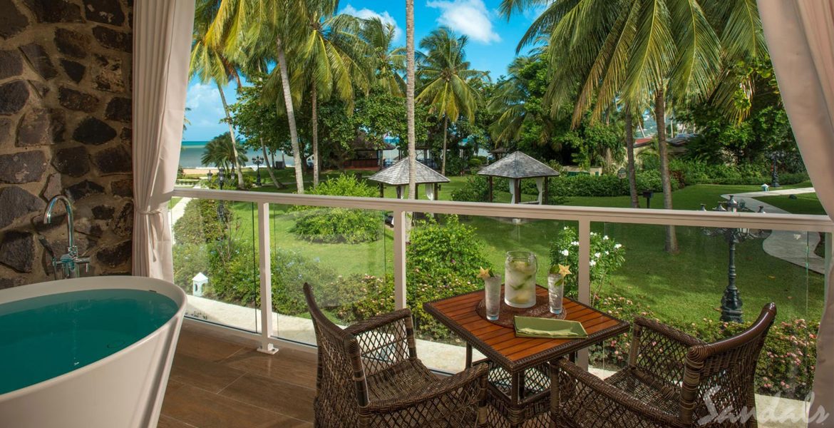 balcony-dining-overlooking-green-garden