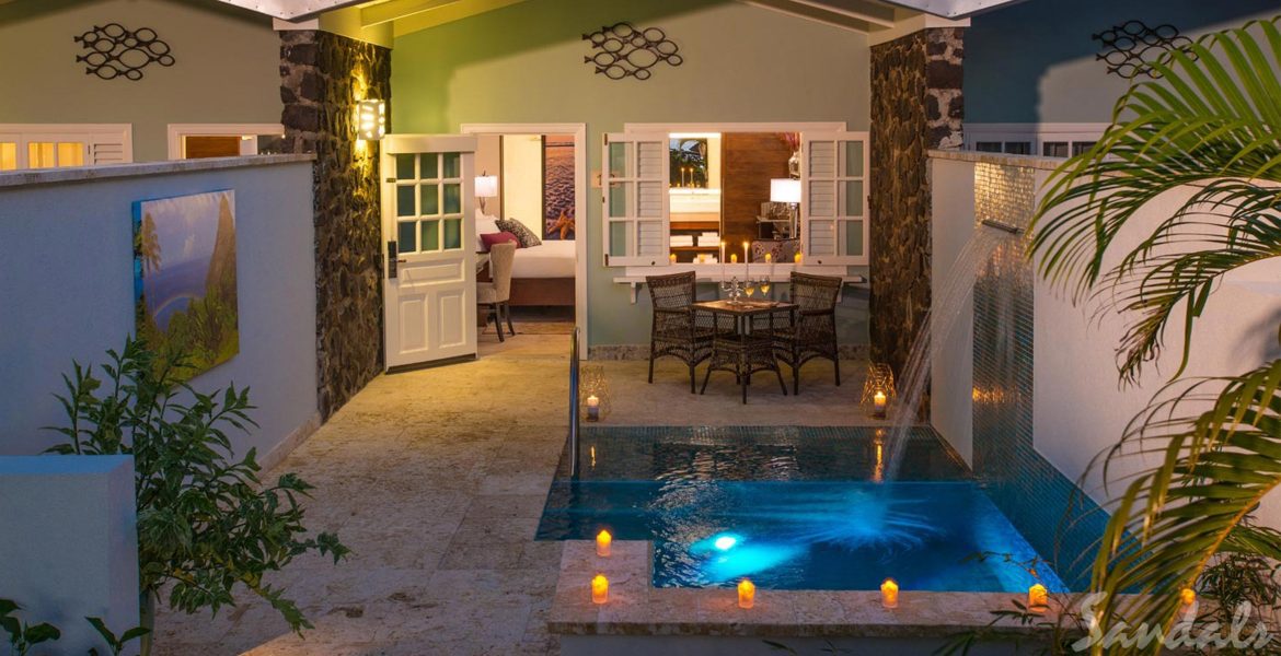 resort-suite-patio-private-pool