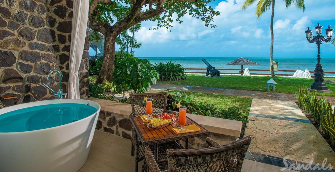 outside-dining-with-blue-ocean-view-green-grass