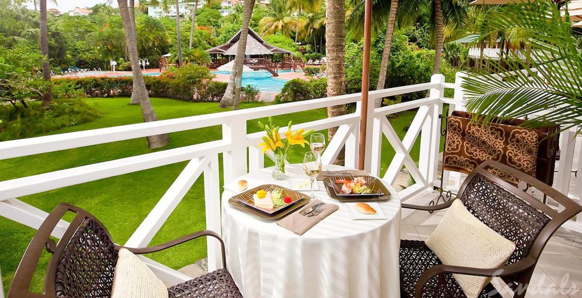 balcony-dining-overlooking-green-garden