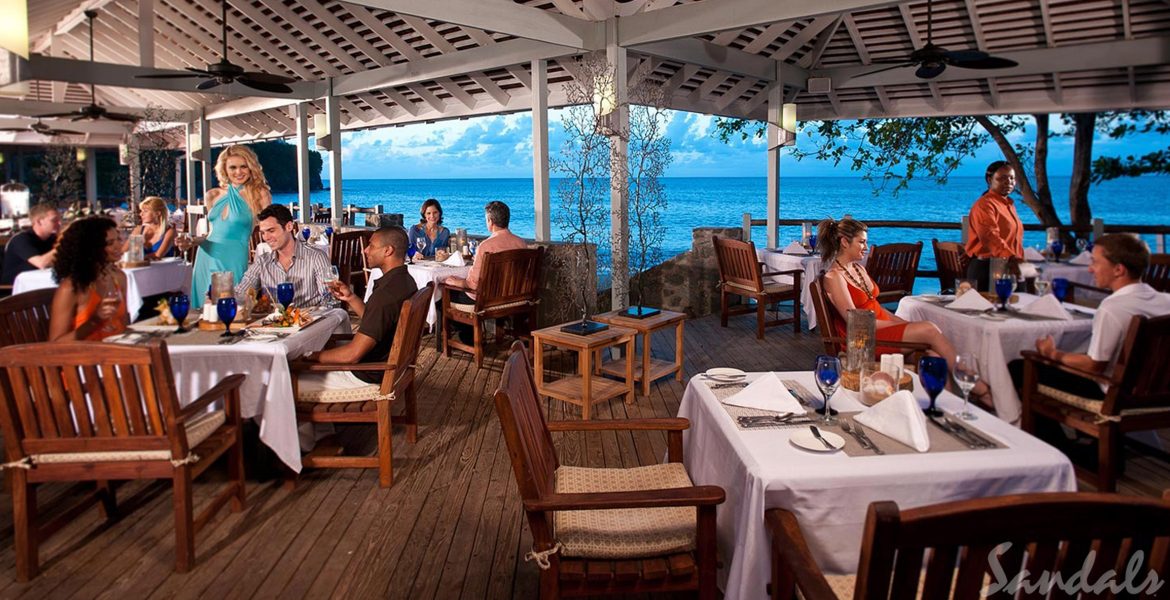 outside-dining-overlooking-ocean-couples-eating