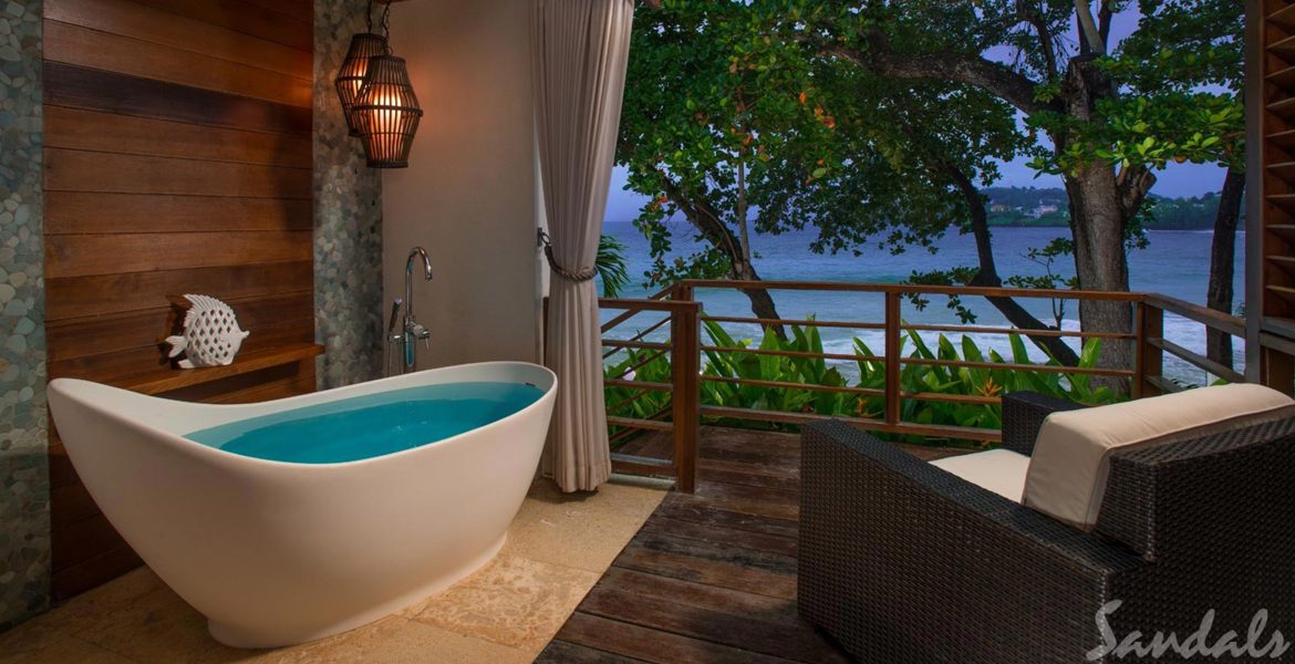 private-tub-balcony-overlooking-ocean