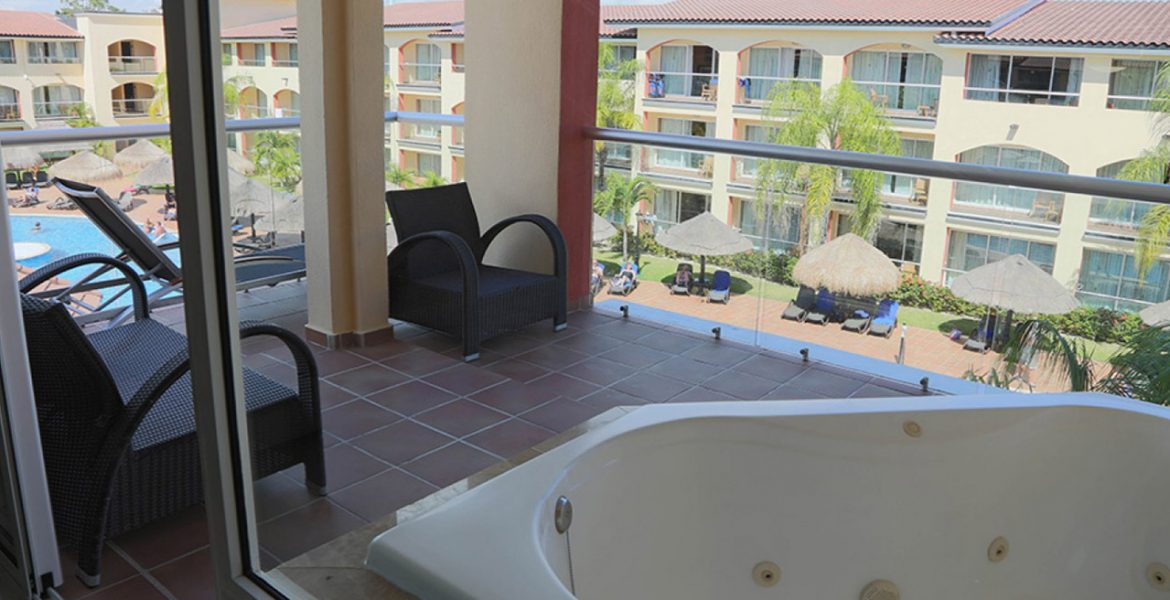 resort-suite-balcony-with-tub