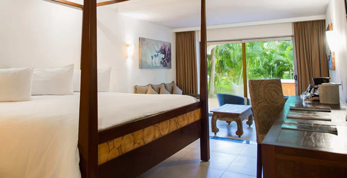 resort-suite-four-poster-bed