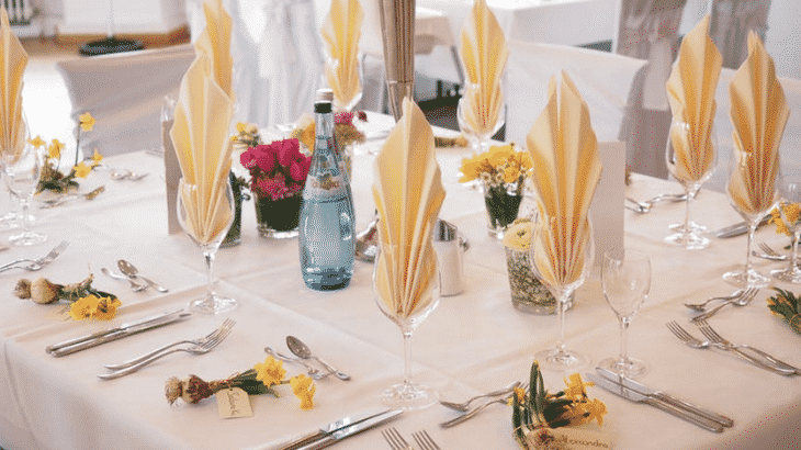 tropical-set-table-glasses-yellow-napkins