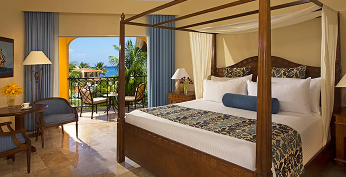 resort-suite-canopy-bed-ocean-view