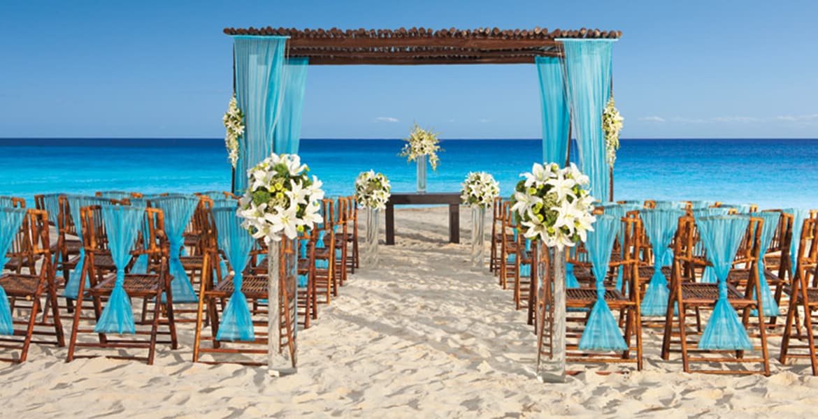 beach-wedding-setup-turquoise-accents-ocean-behind
