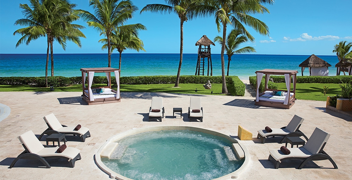 beachfront-jacuzzi-green-grass-behind-green-palm-trees