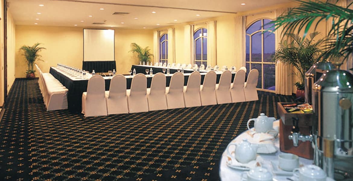 resort-meeting-event-room-white-chairs