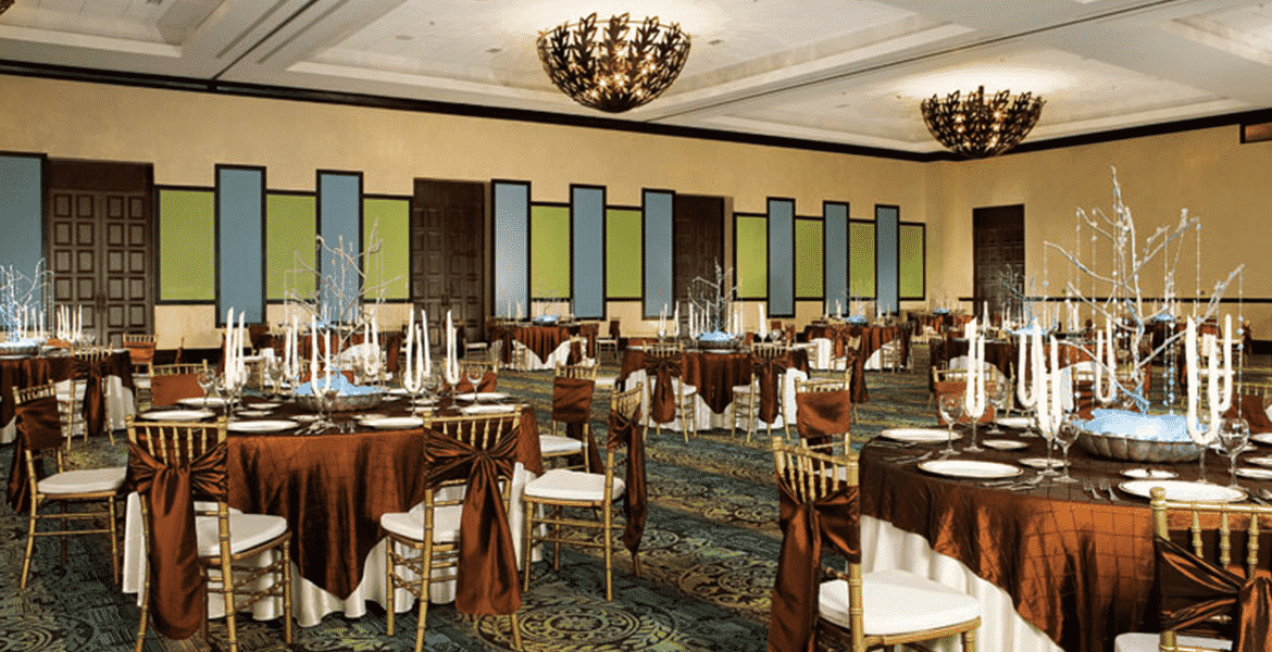 resort-dining-room-blue-green-wood-decor