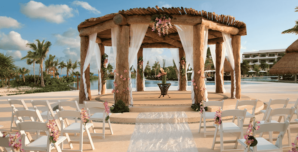 resort-wedding-veranda-beach