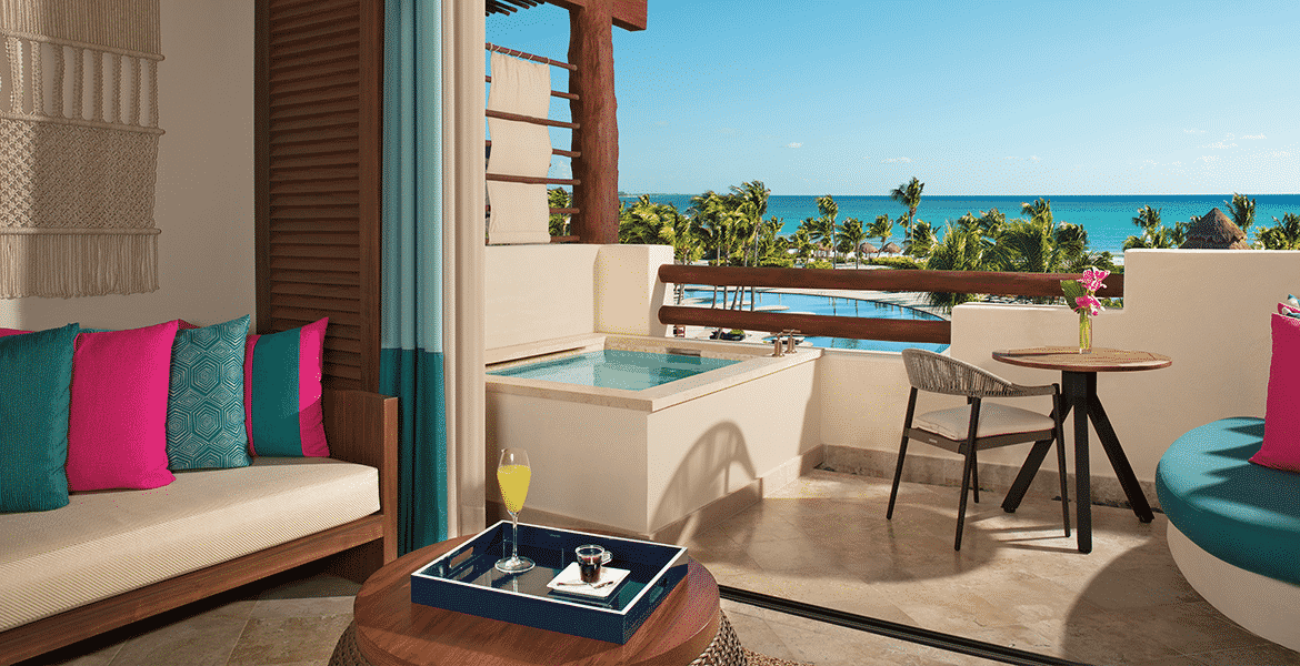resort-suite-balcony-with-private-tub