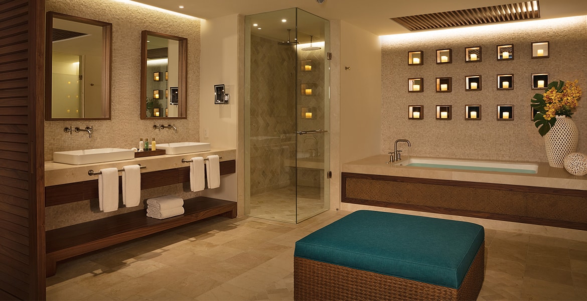 resort-suite-bathroom-tub-sink-towels