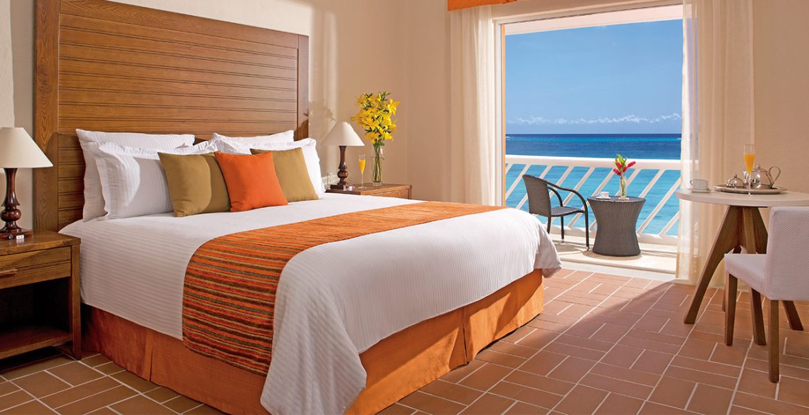 hotel-room-orange-white-bedding