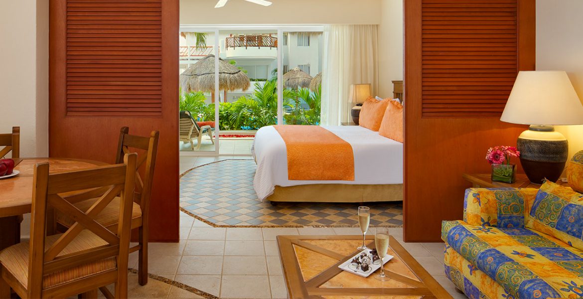 hotel-suite-orange-white-bedding