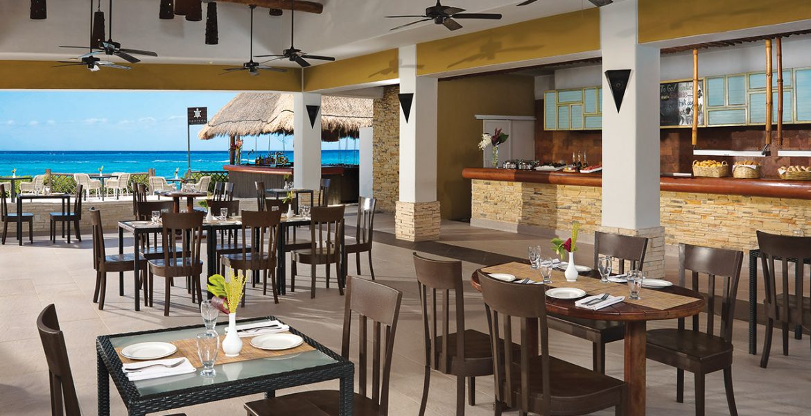 resort-al-fresco-dining-by-beach