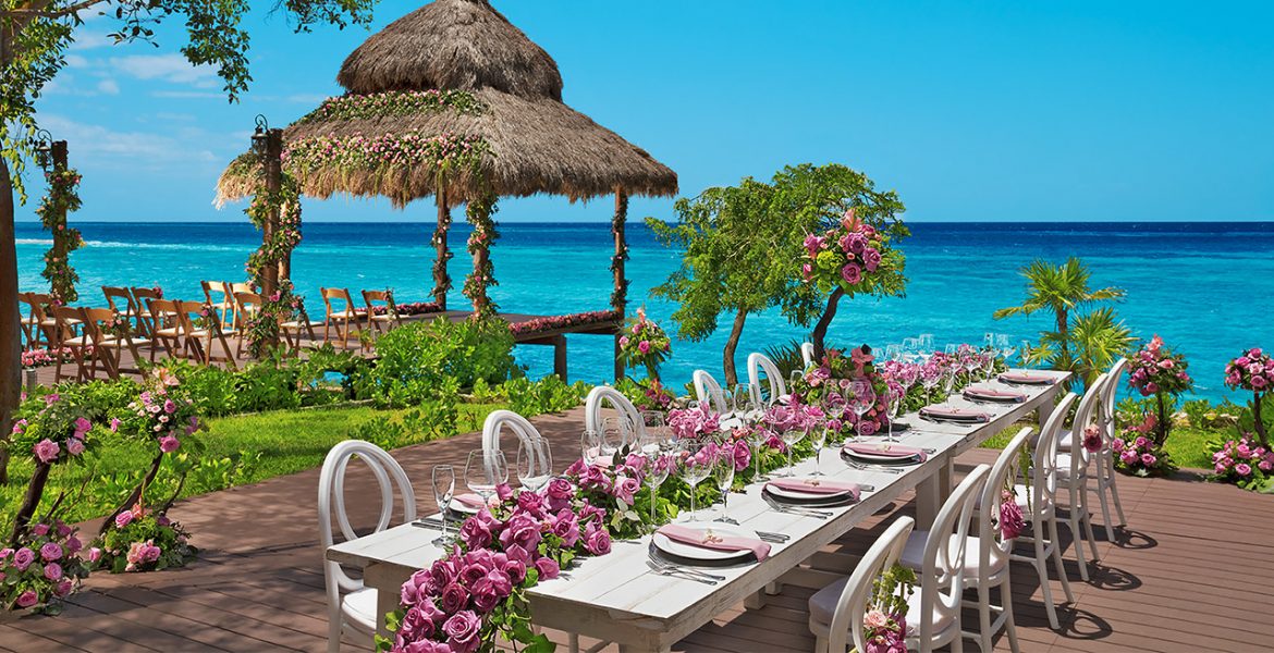 wedding-reception-dining-table-facing-ocean