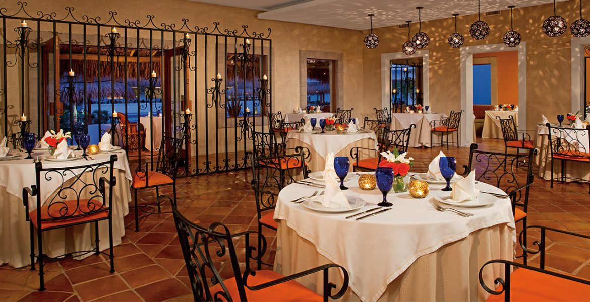 indoor-dining-at-resort