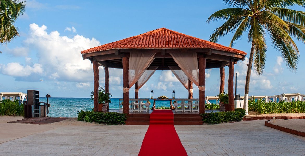 resort-veranda-weddings-red-carpet-walkway