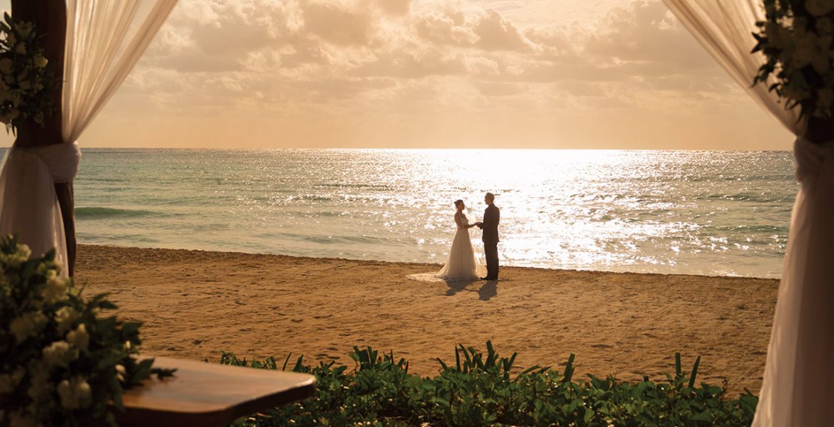 bride-groom-beach-sunset