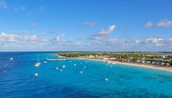 aerial-view-bright-blue-ocean-turks-caicos