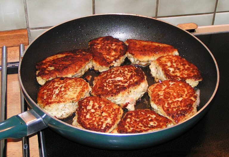 fish-cakes-in-frying-pan