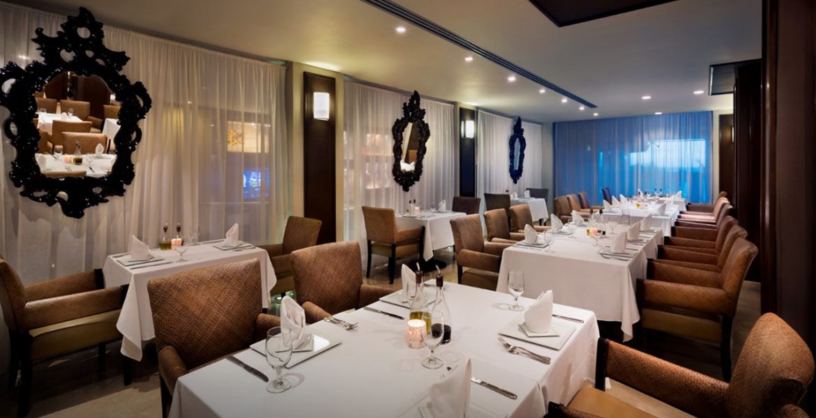 resort-dining-room-white-tables