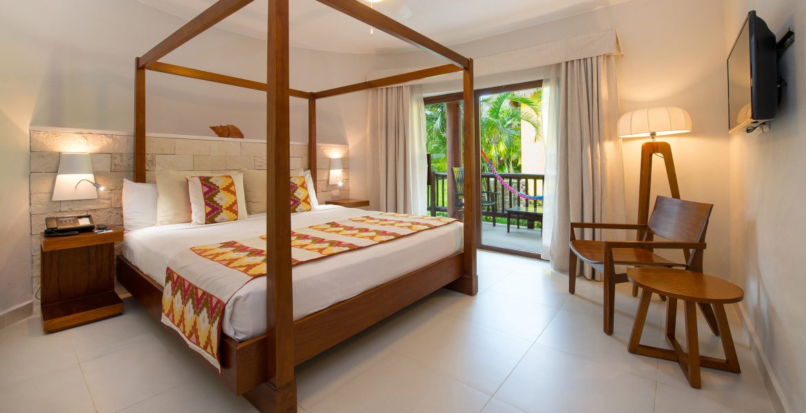 resort-room-canopy-bed-yellow-accents