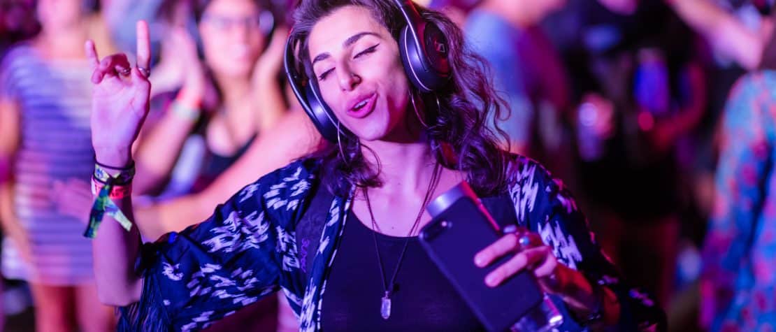 woman-listening-to-music-headphoes-concert-blue-lights