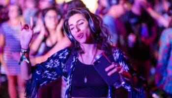 woman-listening-to-music-headphoes-concert-blue-lights