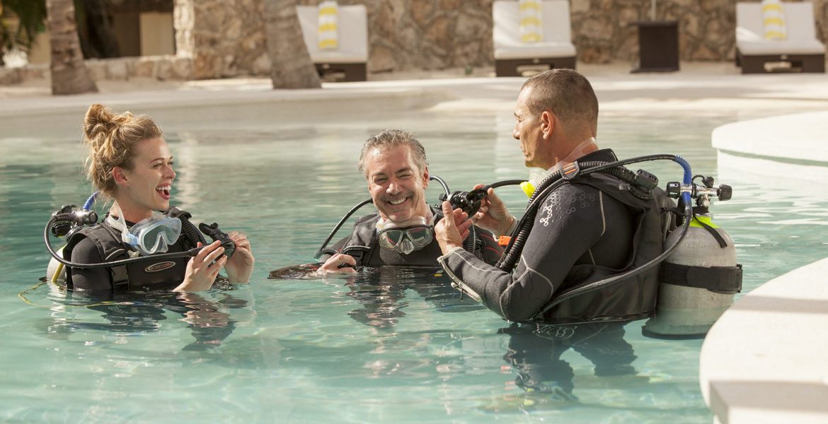 scuba-instructor-two-students-in-pool