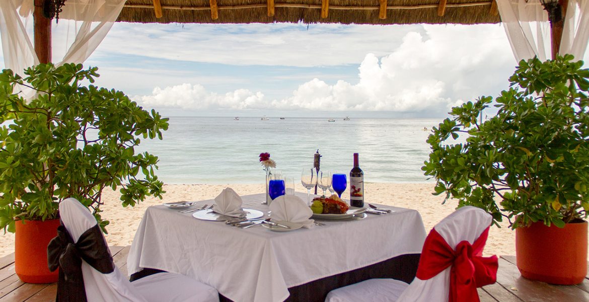 beachfront-dining-setup