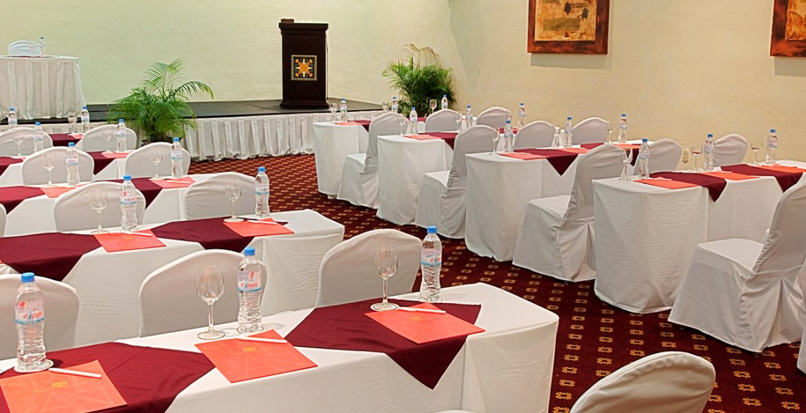 hotel-dining-white-table-cloths