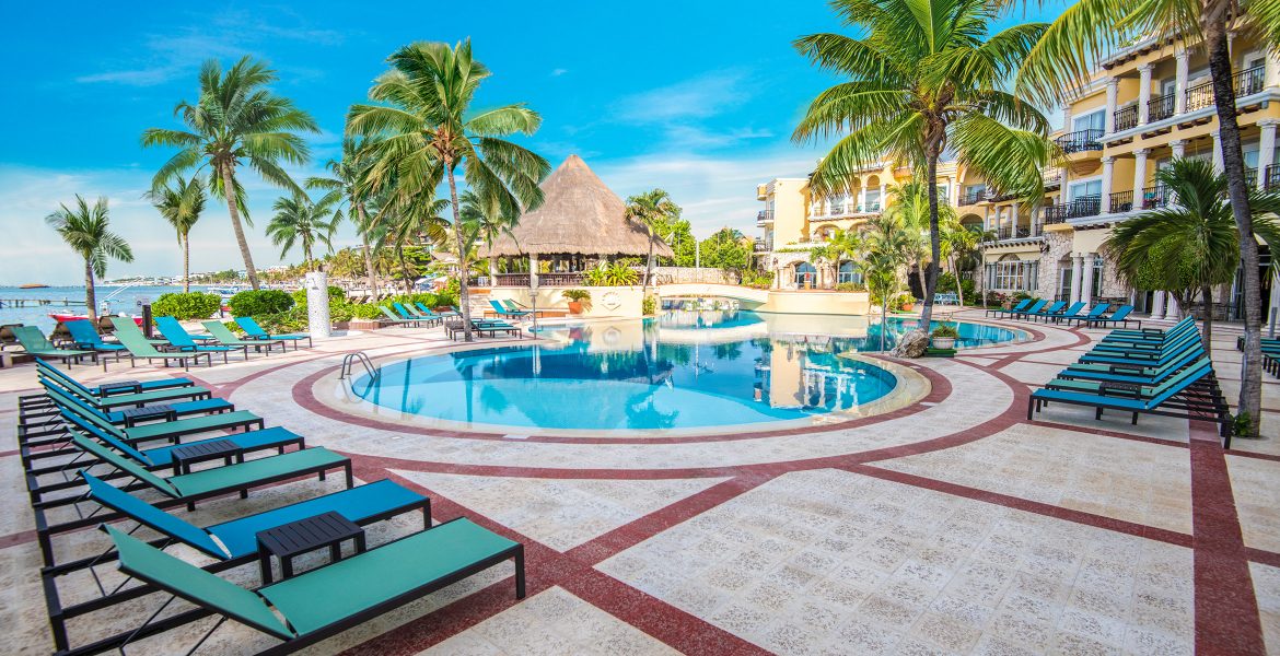 resort-pool-green-palm-trees