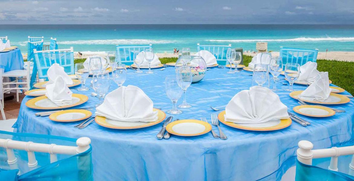 outdoor-dining-on-beach-blue-table-cloth-white-napkin