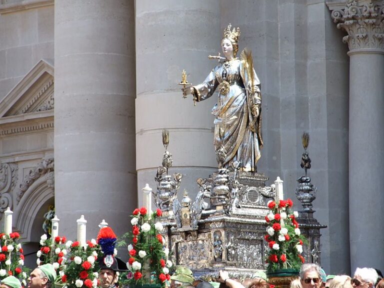 silver-deciption-statue-saint-lucia
